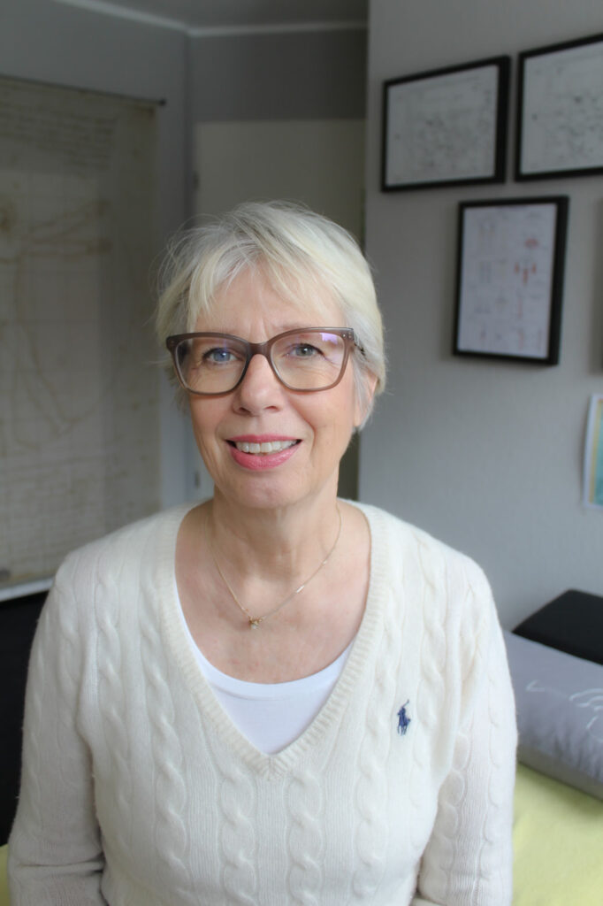 Sabine Wolf ist Heilpraktikerin und ist auf die Microkinesietherapie spezialisiert.